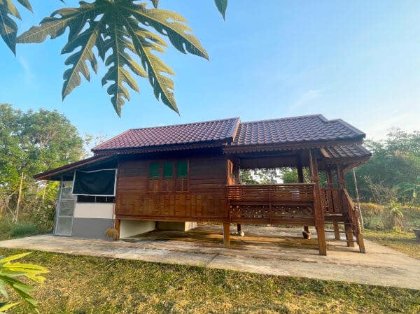 Thailand farmstay sideview house and kitchen