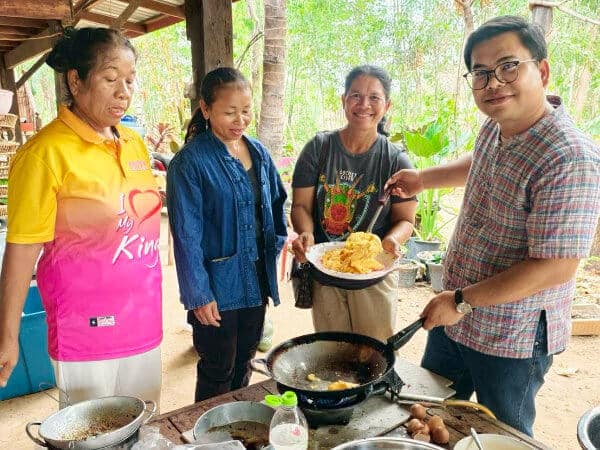 serving an omlette at a Thailand farmstay